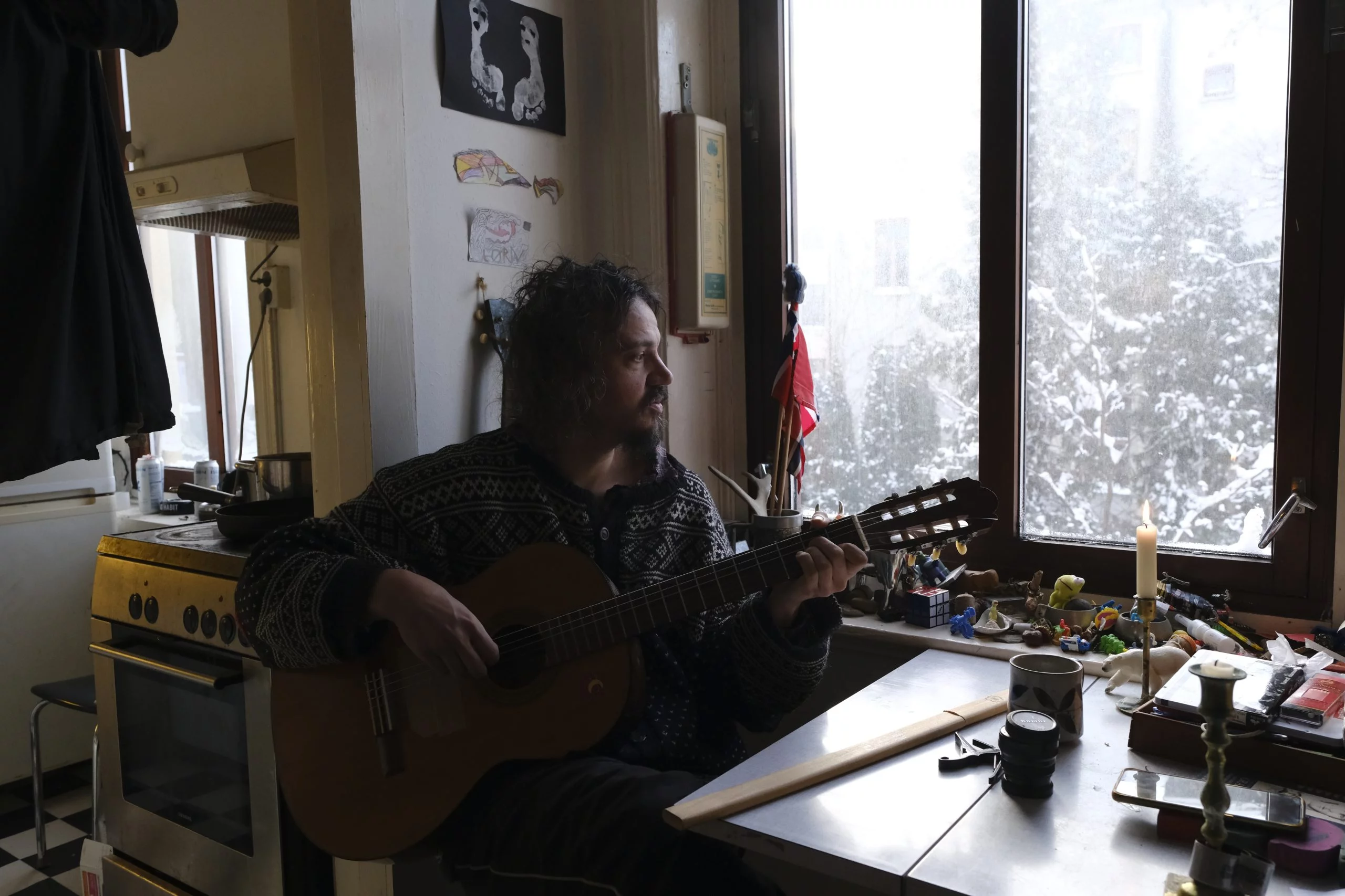 Thomas Eggum med gitar