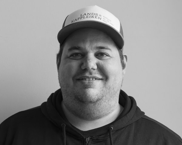 Vegard Hansen smiler og har caps på hodet