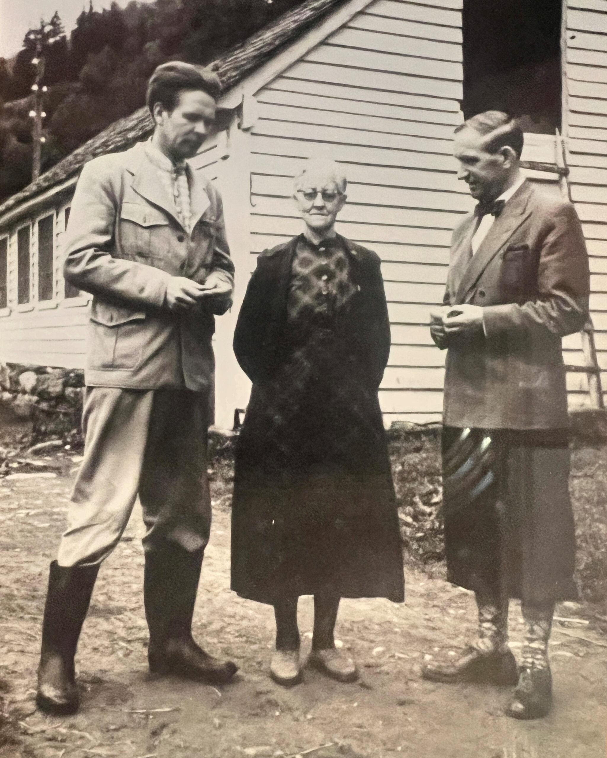 Folkesongar Anna Skeie står saman med Geirr Tveit og Rolf Myklebust.