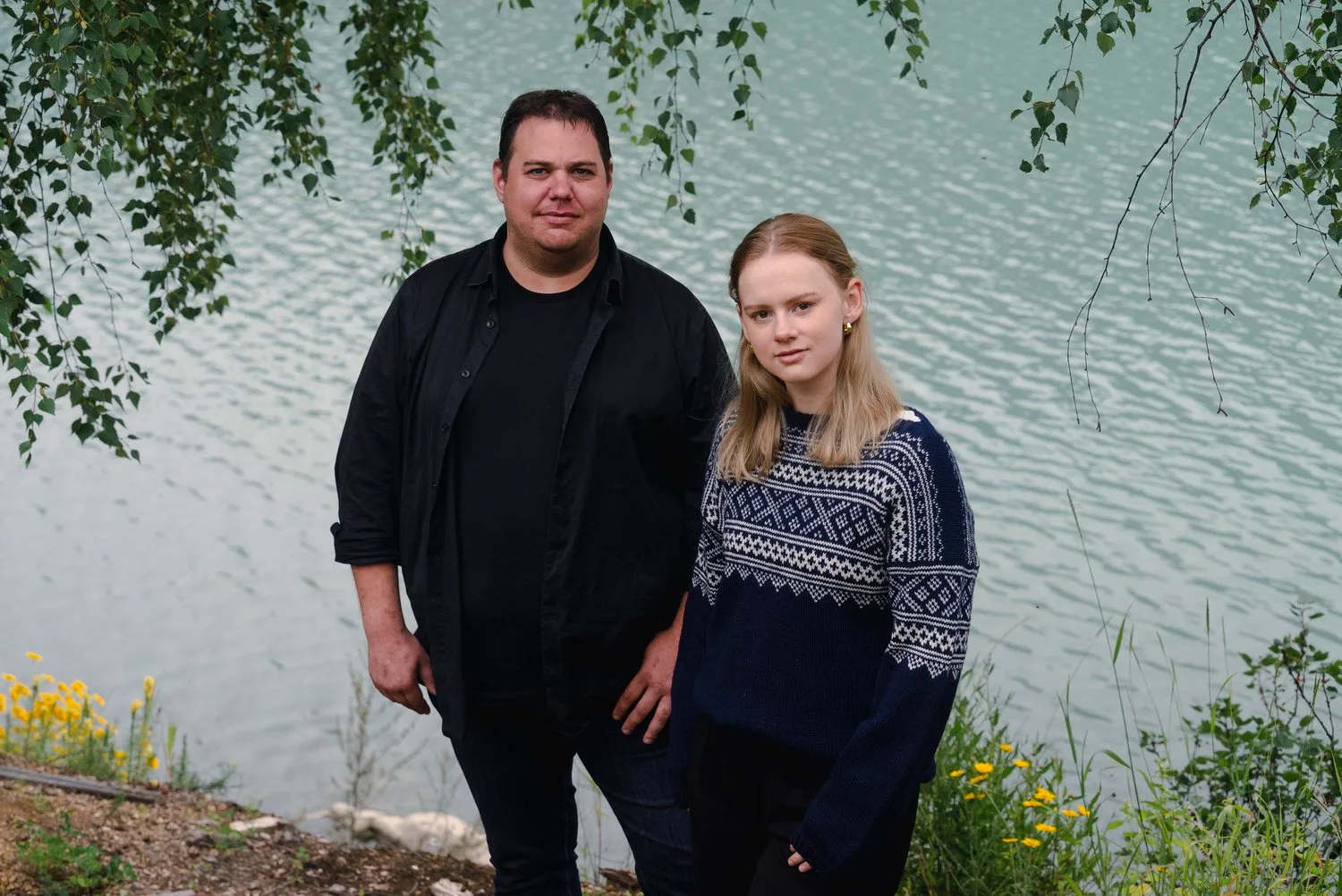 Vegard og Ragna står ved eit vatn.