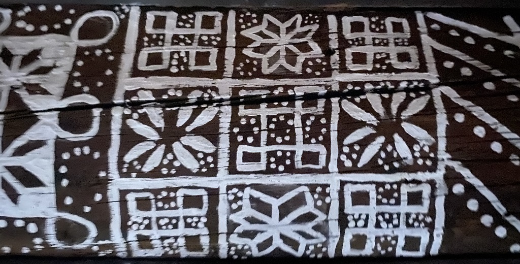 kroting, geometriske mønstre måla med knust kritt og vatn.