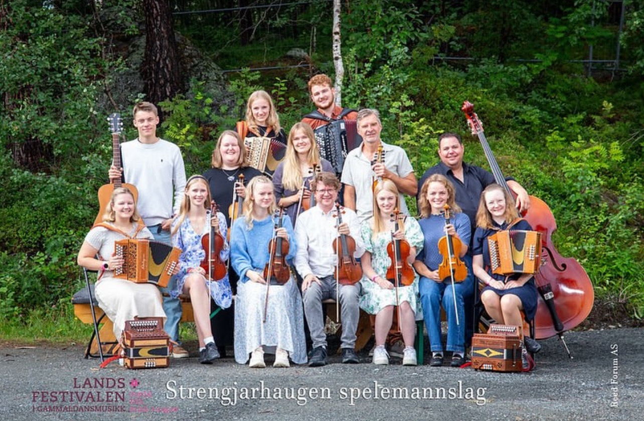 Strengjarhaugen spelemannslag sit ute med instrumenta på fanget.