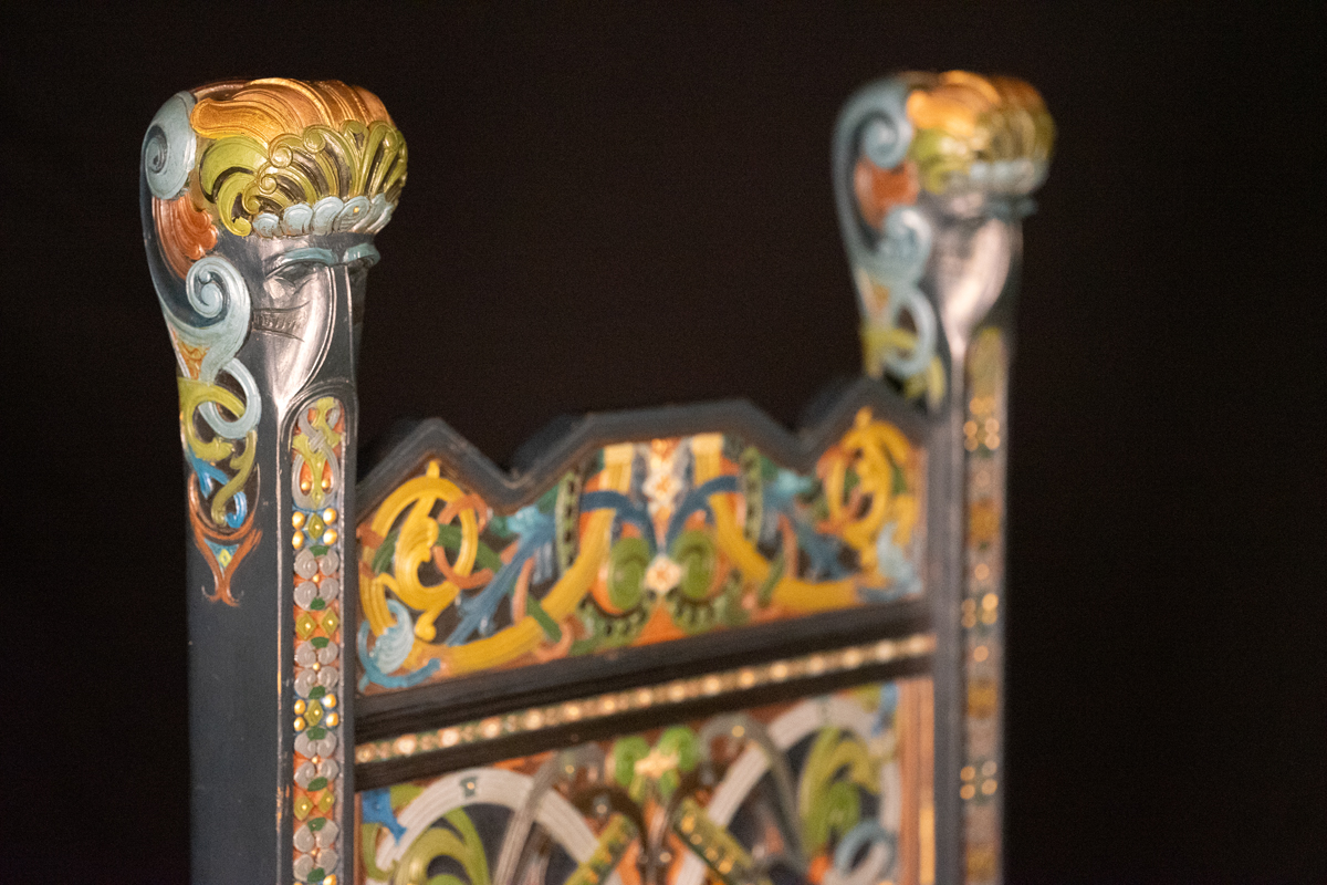 nærbilete av kongestol som Lars Kinsarvik har laga.